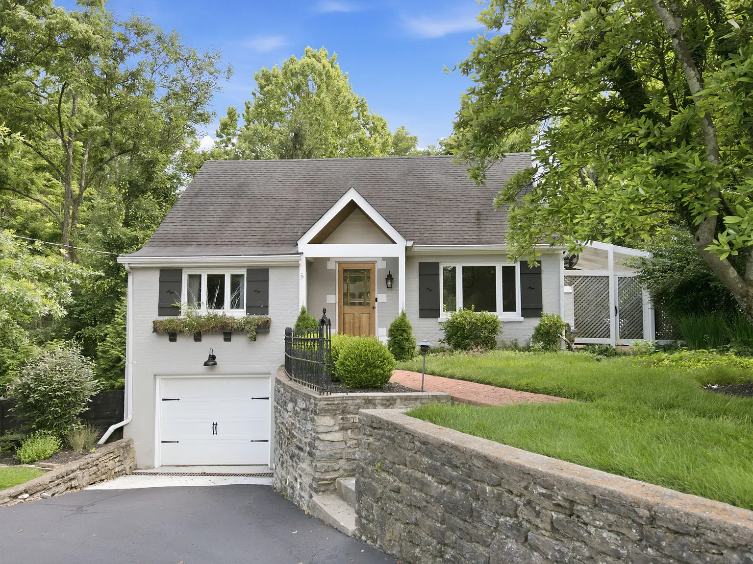 3 bed, 1960 sqft, $4,999 — Photo 1