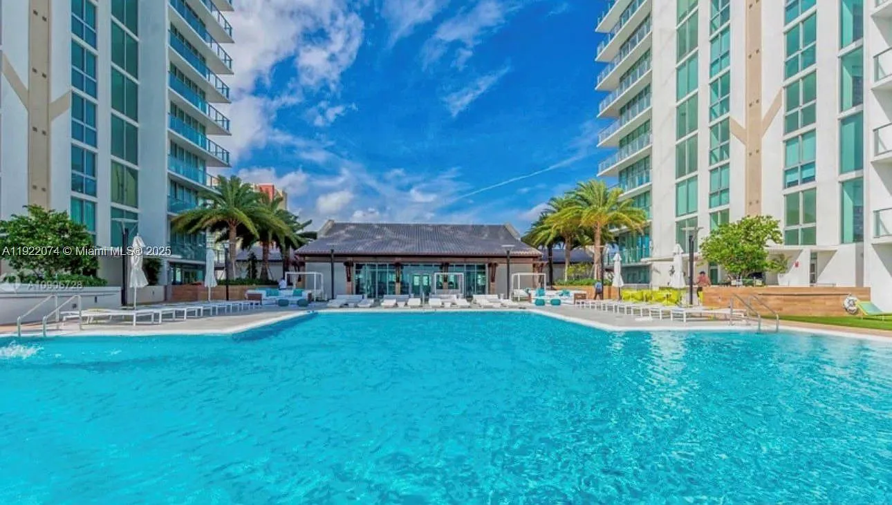 Parque Towers Condo — Photo 4
