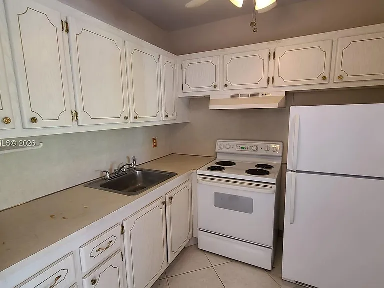 135 Coventry Pl #135-F — Photo 6