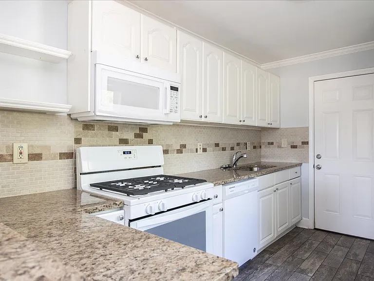 1096 Herndon St NW #B — Photo 17