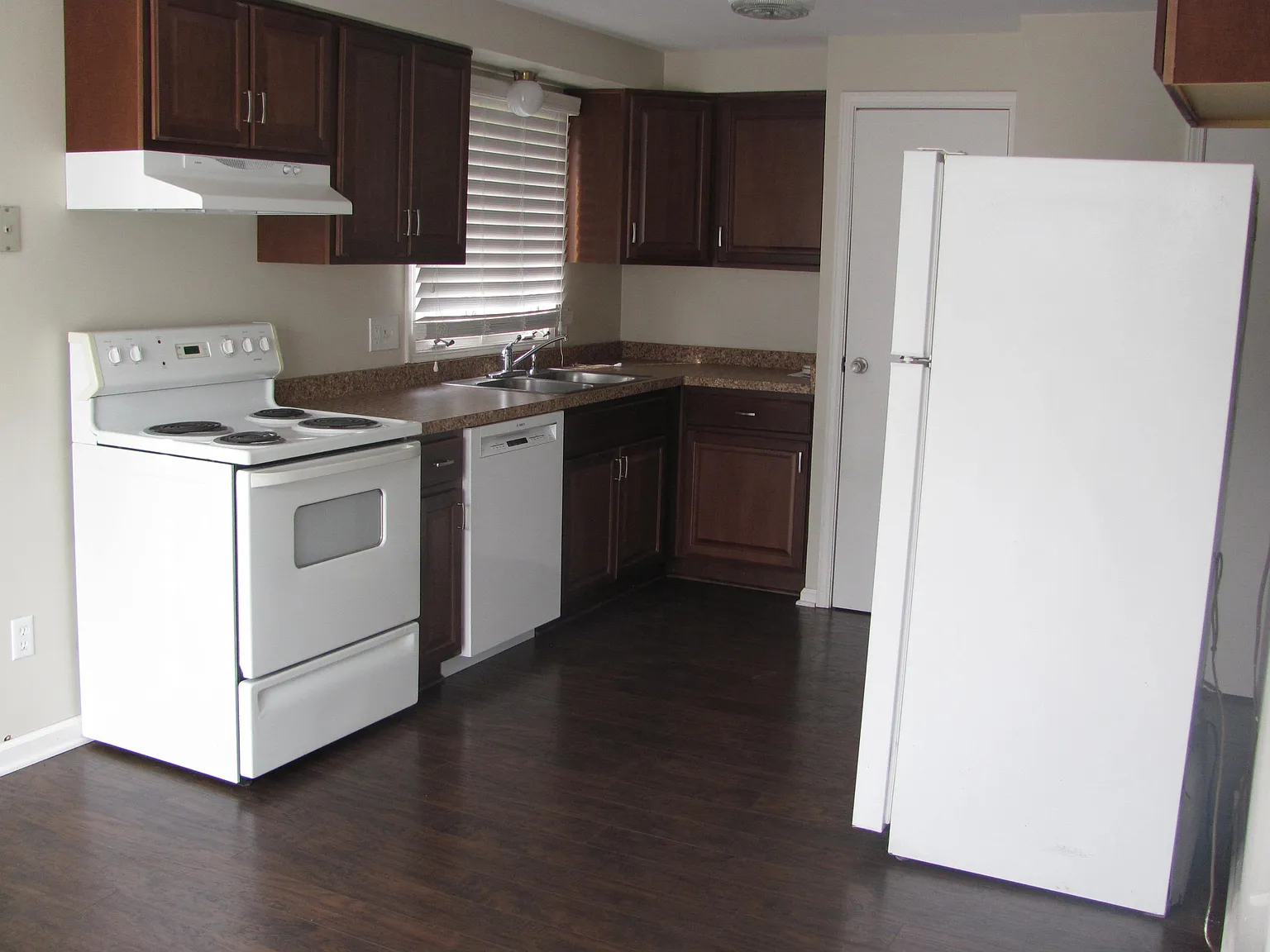 3 bed, 1.5 bath, 1134 sqft, $2,400 — Photo 2