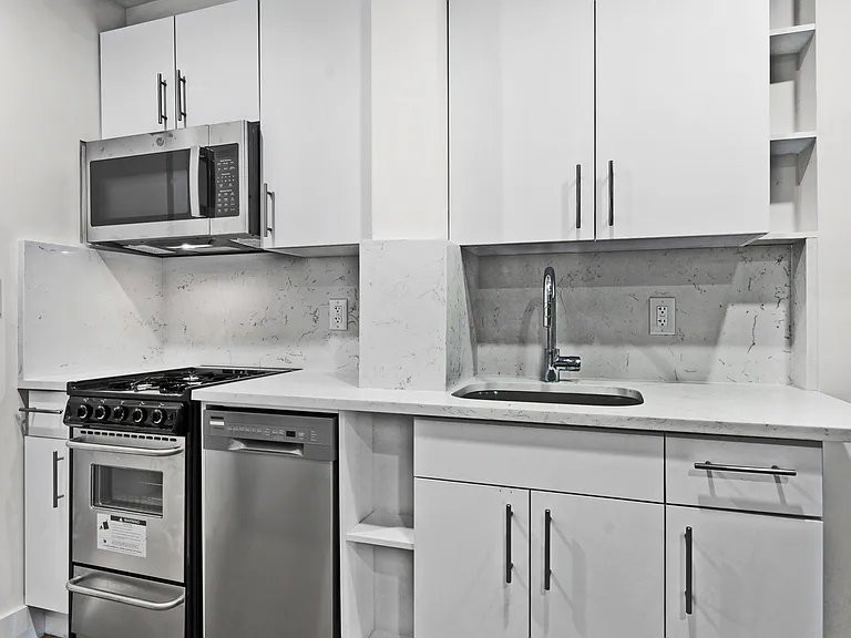 98 Christopher St #3 — Photo 2