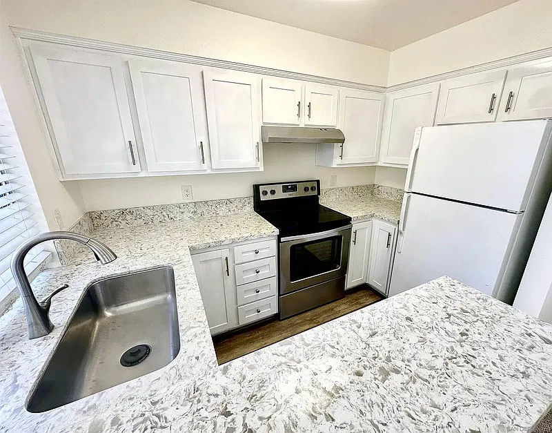 1 bed, 1.0 bath, 726 sqft, $1,763 — Photo 2