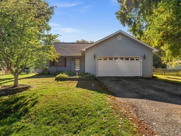 881 Lake Holiday Dr, Sandwich, IL 60548