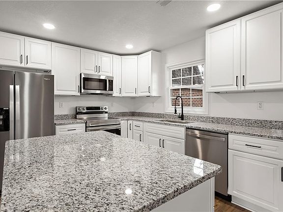 3rd image of 3025 Woodlawn Dr