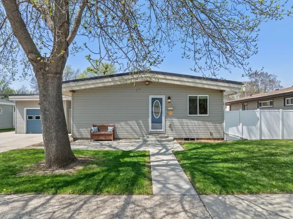 435 11th St NW, Minot, ND 58703