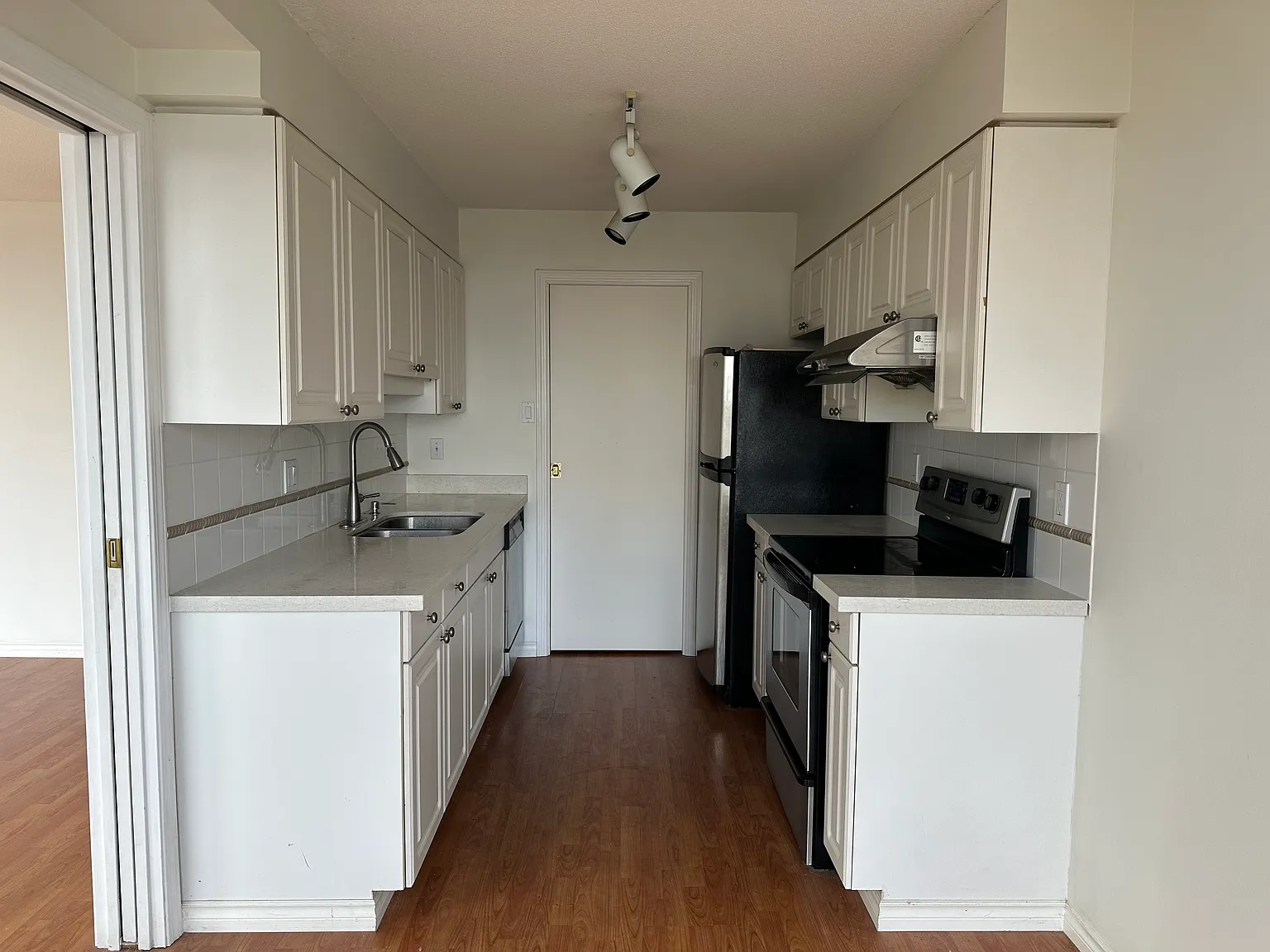 2 bed, 1050 sqft, $2,500 — Photo 3