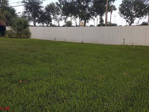 3rd image of 1488 N Mangonia Dr