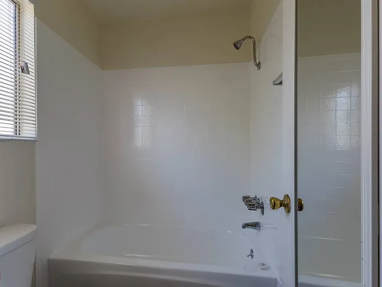 18404 Collins Street — Photo 9
