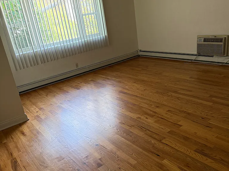 1515 N Farwell Ave — Photo 3