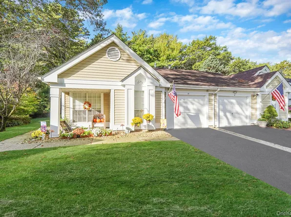 19 Villanova Court, Ridge, NY 11961