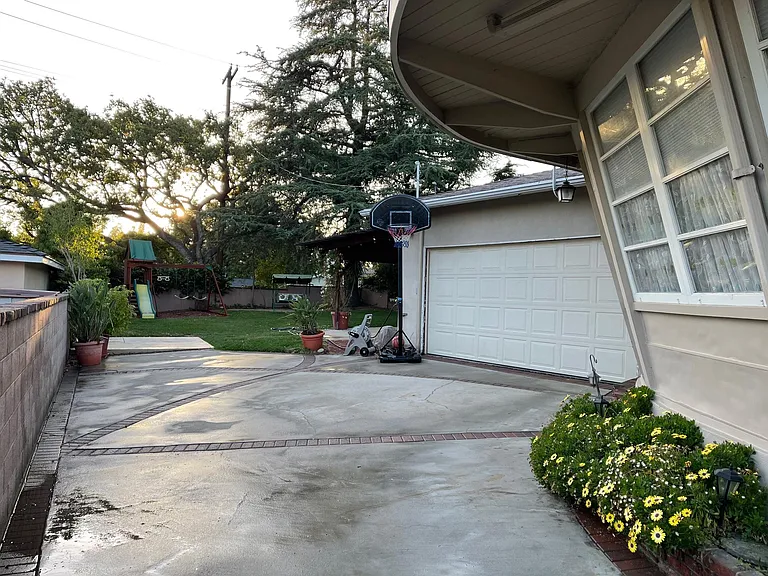 1085 Riviera Dr — Photo 5
