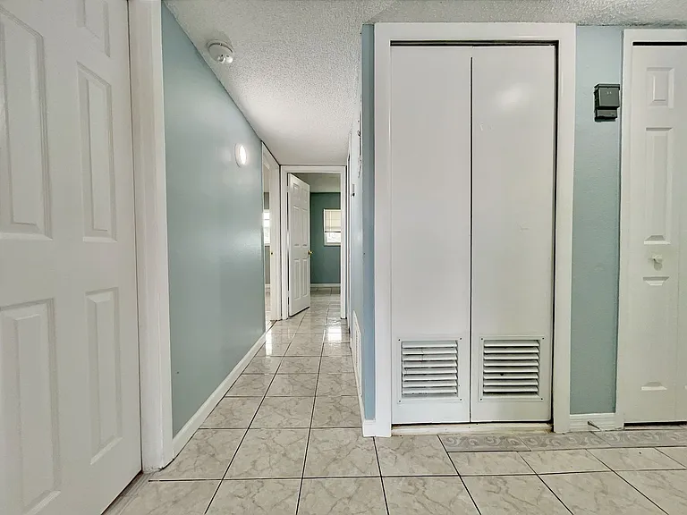865 Sky Lake Cir #D — Photo 8