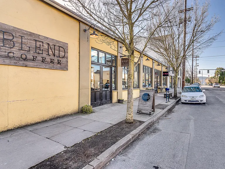 Blend Coffee & La Bonita right next door with Thai & Sushi across the street - Yum!