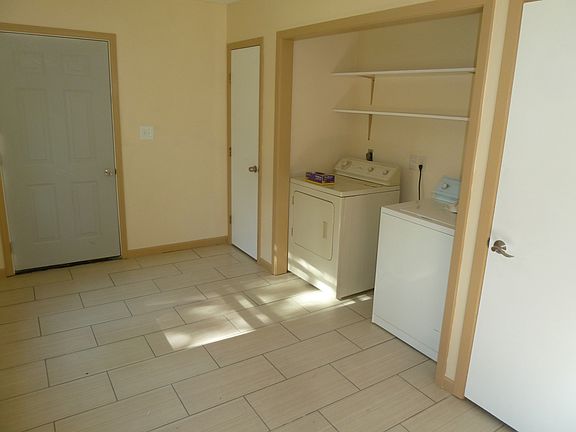 3rd image of 731 Neal Dr