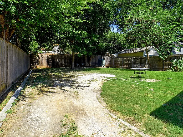 1806 Clover Ln — Photo 15