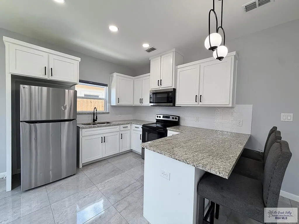 3 bed, 2.0 bath, 1063 sqft, $1,450 — Photo 4