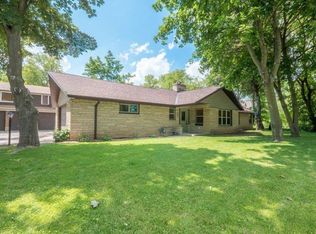 523 Green Bay Rd, Thiensville, WI 53092