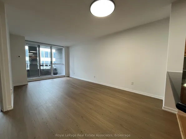 140 Simcoe St #1512, Toronto, ON M5H 4E9