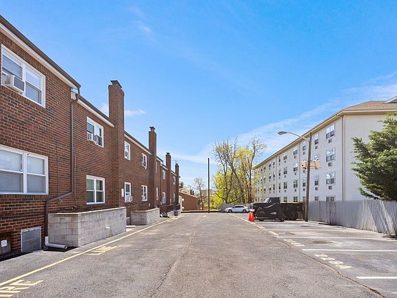 4th image of 601-615 Benner St #611