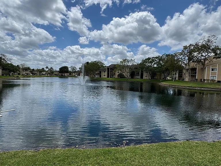 417 Palm Cir E #417 — Photo 3