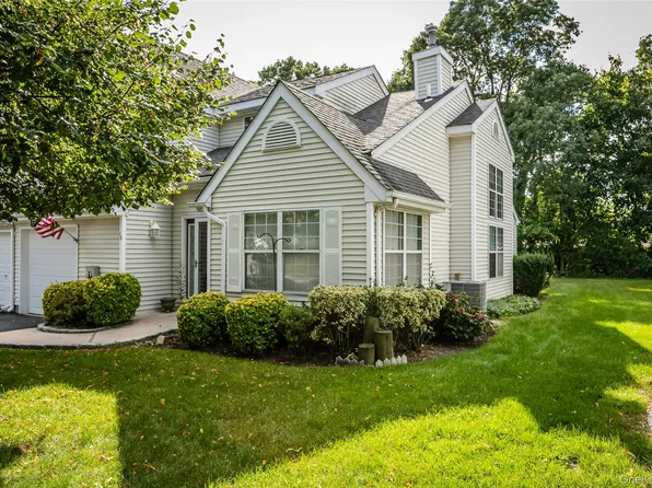 14 Mystic Circle, Bay Shore, NY 11706