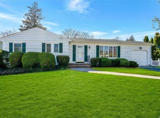 4 Fairway W, Sayville, NY 11782