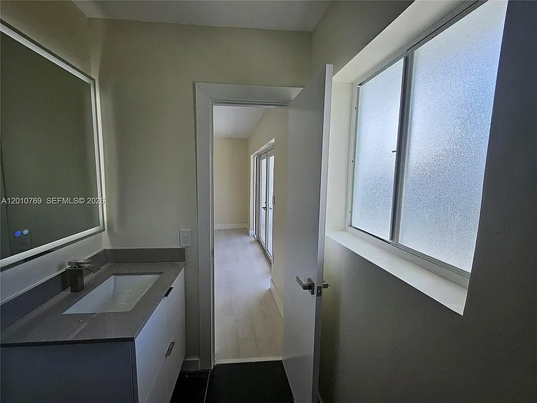 834 Raymond St — Photo 30