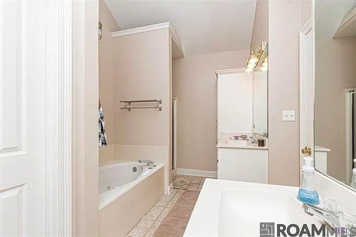 10125 Springbrook Ave — Photo 6