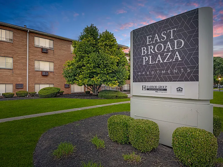 East Broad Plaza — Photo 21