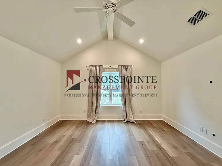 413 Dallas St — Photo 7