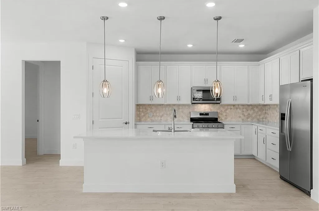 3 bed, 3.0 bath, 2127 sqft, $3,750 — Photo 4