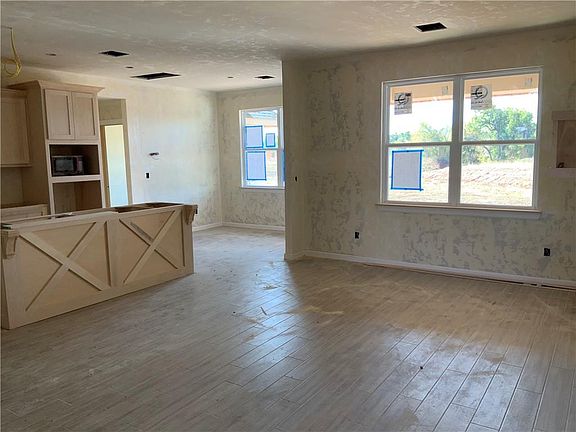 4th image of 2433 Creekview Dr