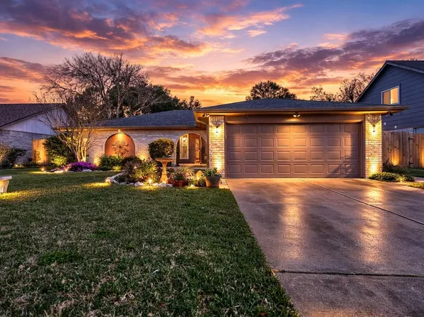 1142 Pinecroft Dr, Sugar Land, TX 77498