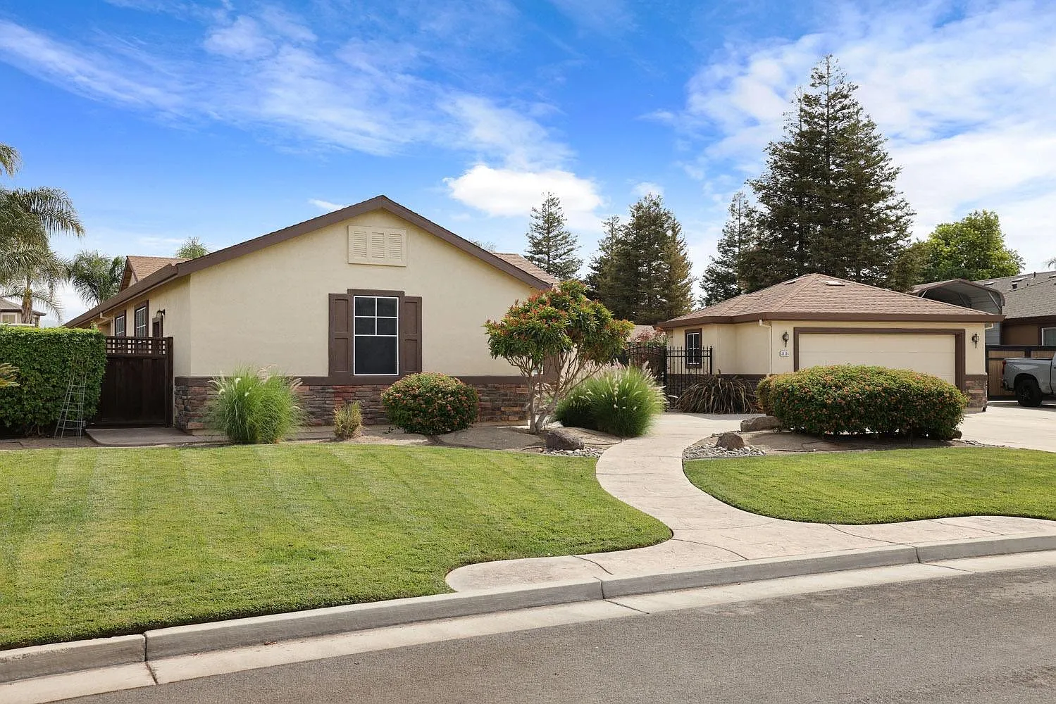 28250 Jack Godwin Way photo 1