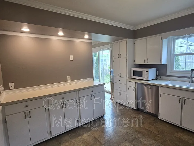 2236 Elmwood Dr SE — Photo 9