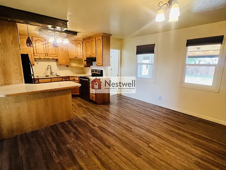 254 E Main St — Photo 2
