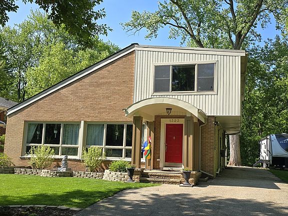 3rd image of 1323 Golf Ave