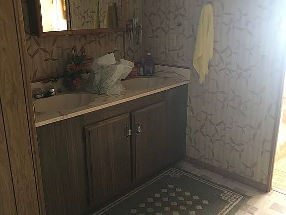 Double sink master bathroom 