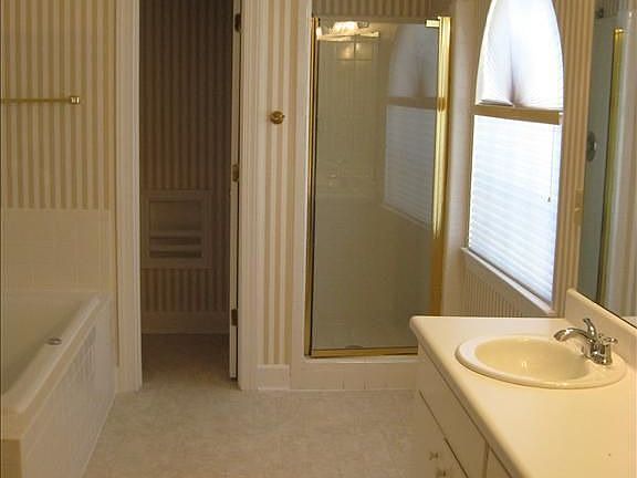 3rd image of 3486 Hyde Park Way