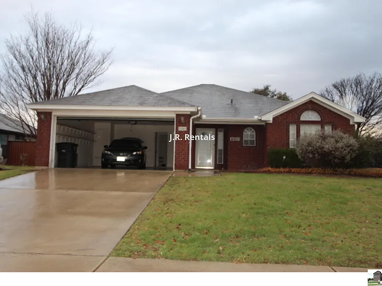 5211 James Loop — Photo 2