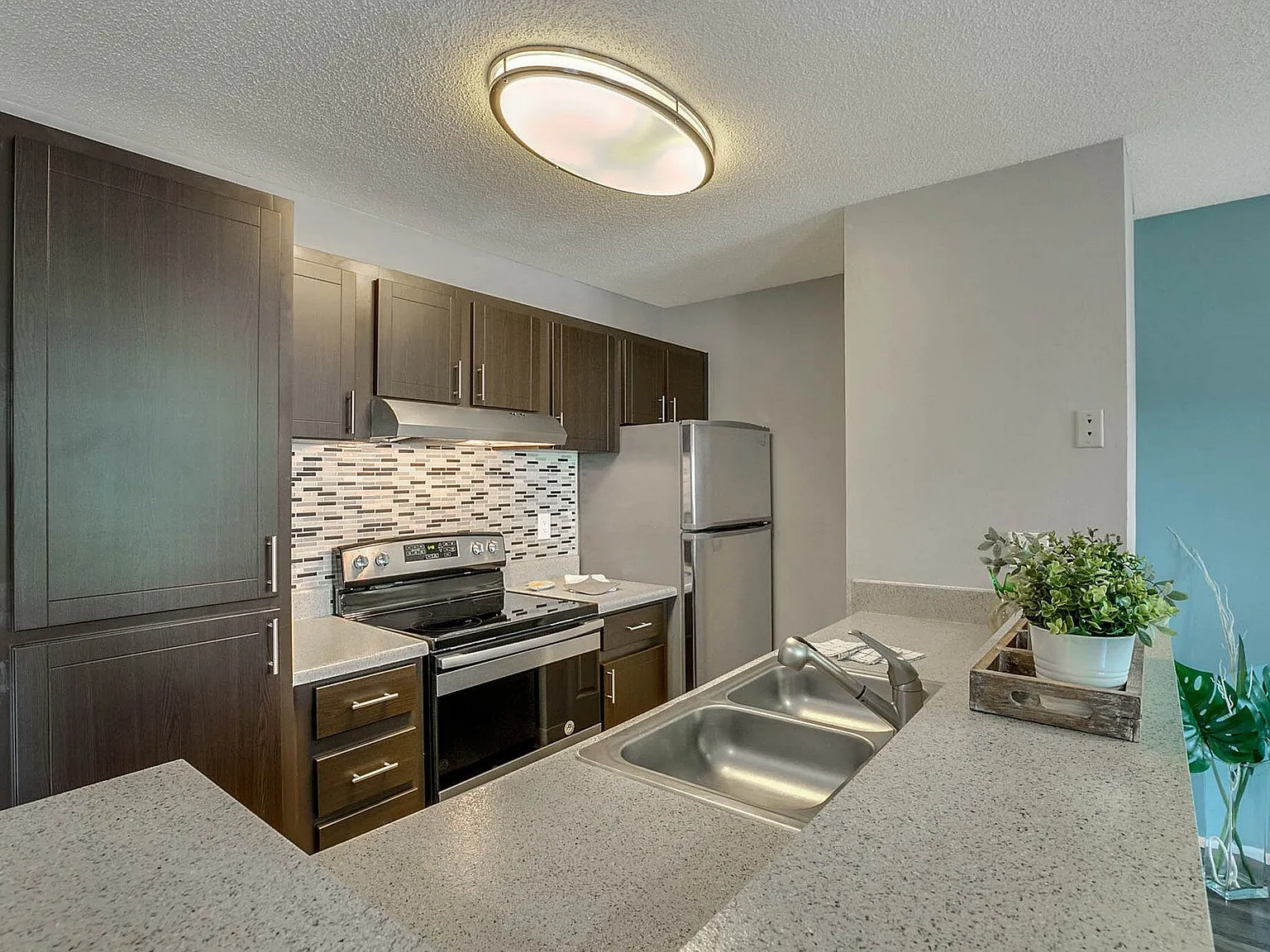 Lakeside Central Apartments — Photo 3