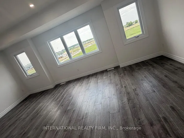 891 Darnley Blvd — Photo 10
