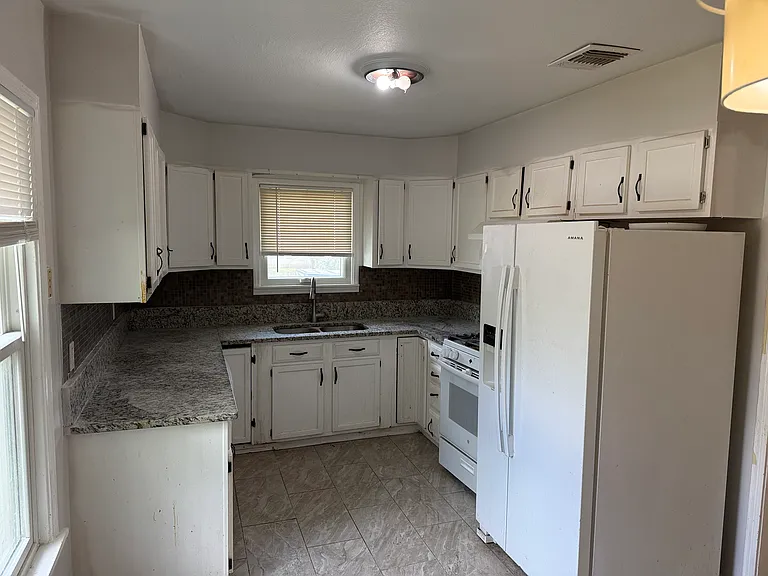 402 Blakeley Dr — Photo 2