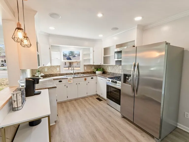 1033 N Pine St — Photo 9