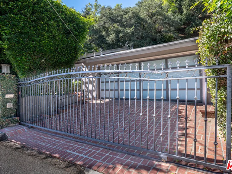 2559 Hutton Dr — Photo 29