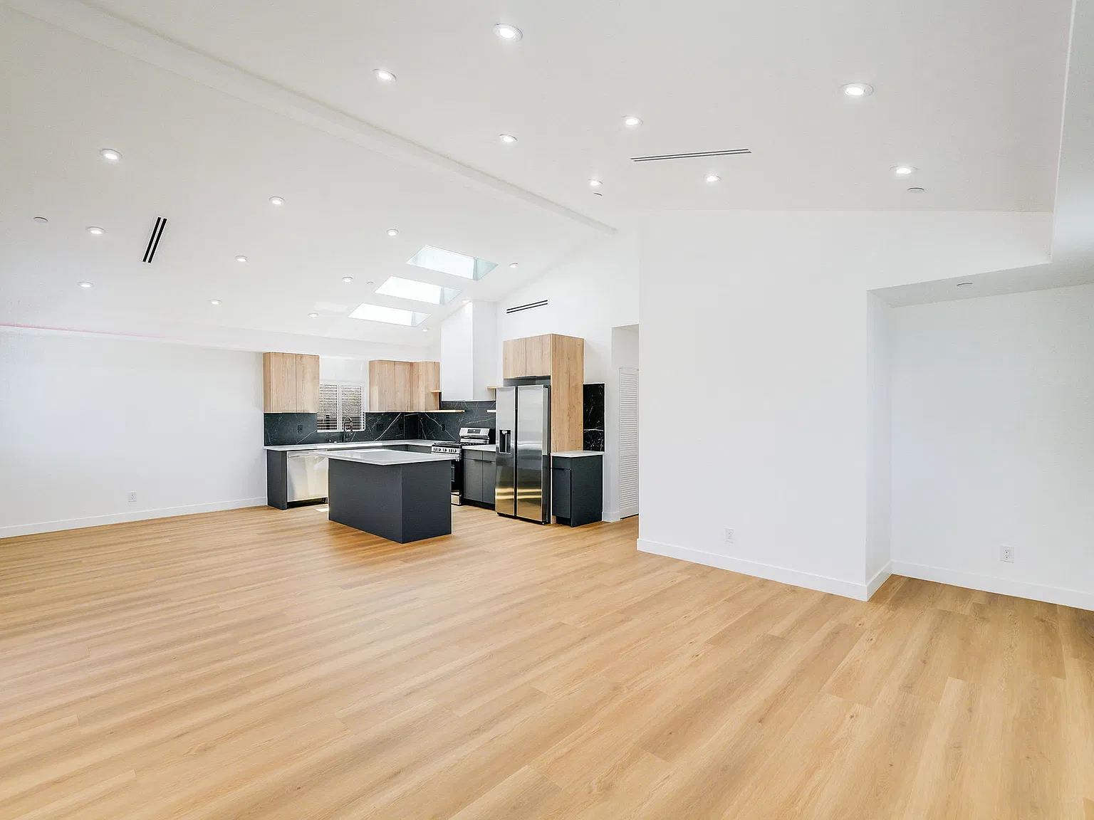 3 bed, 1380 sqft, $4,300 — Photo 3