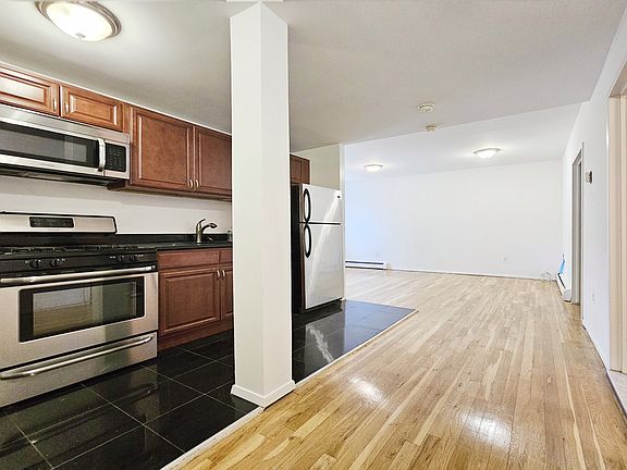 5th image of 927 Putnam Ave APT 1F
