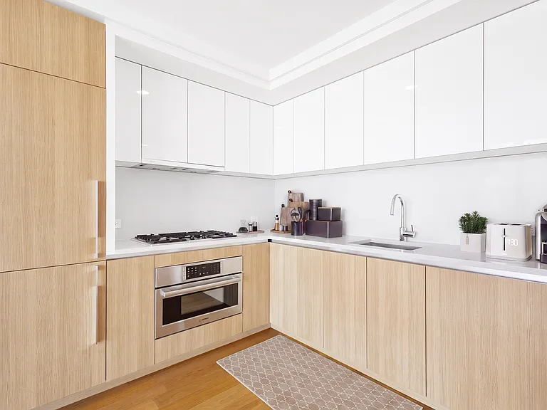 605 W 42nd St #35W — Photo 4