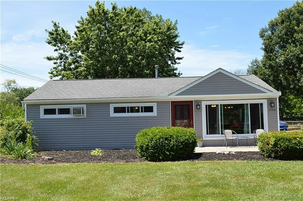 586 Simons Dr photo 1
